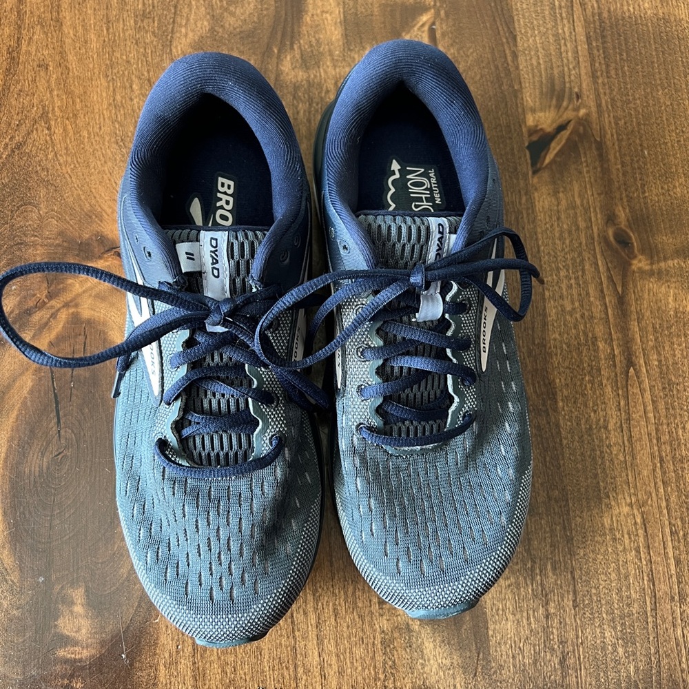 Brooks Dyad 11 Women's Size
9 D Ombre Blue Athletic
Sneaker Shoes 120312…